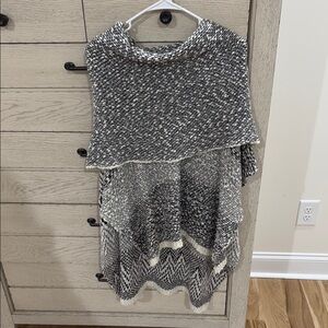 Women's Black and White poncho